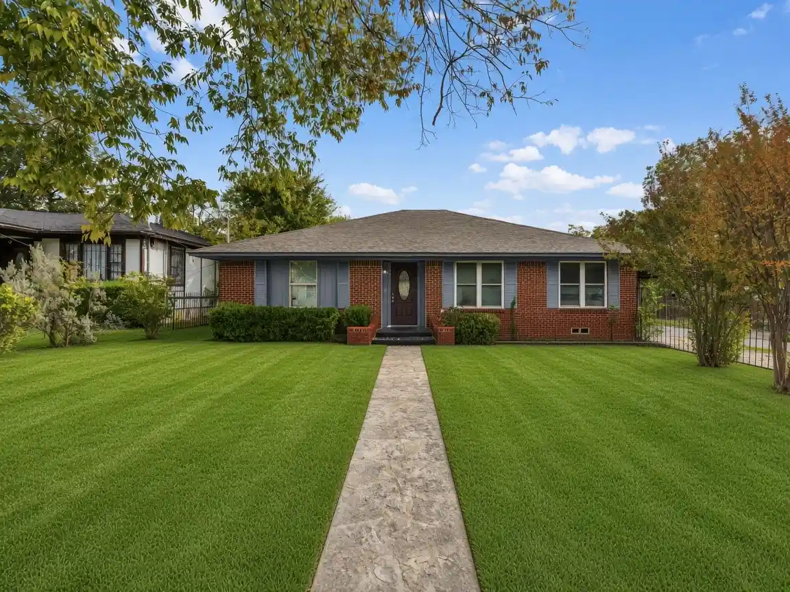 Single family home for sale at 4426 S Ewing Ave, Dallas, TX 75216 | MLS# 21424347
