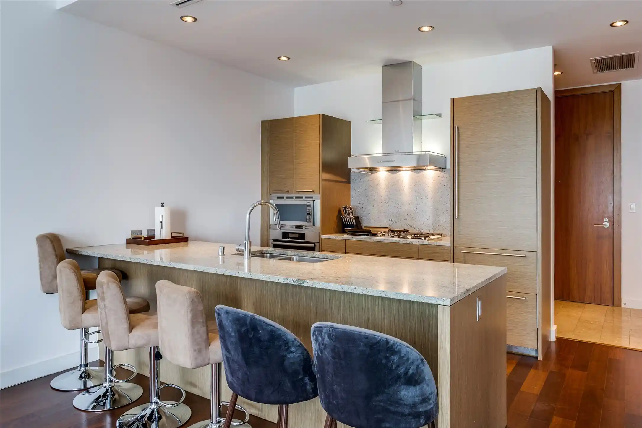 Photo 1 of Condo for sale at 2900 Mckinnon St #402, Dallas, TX 75201 | MLS# 21424394 | Listing updated on 2026-10-30