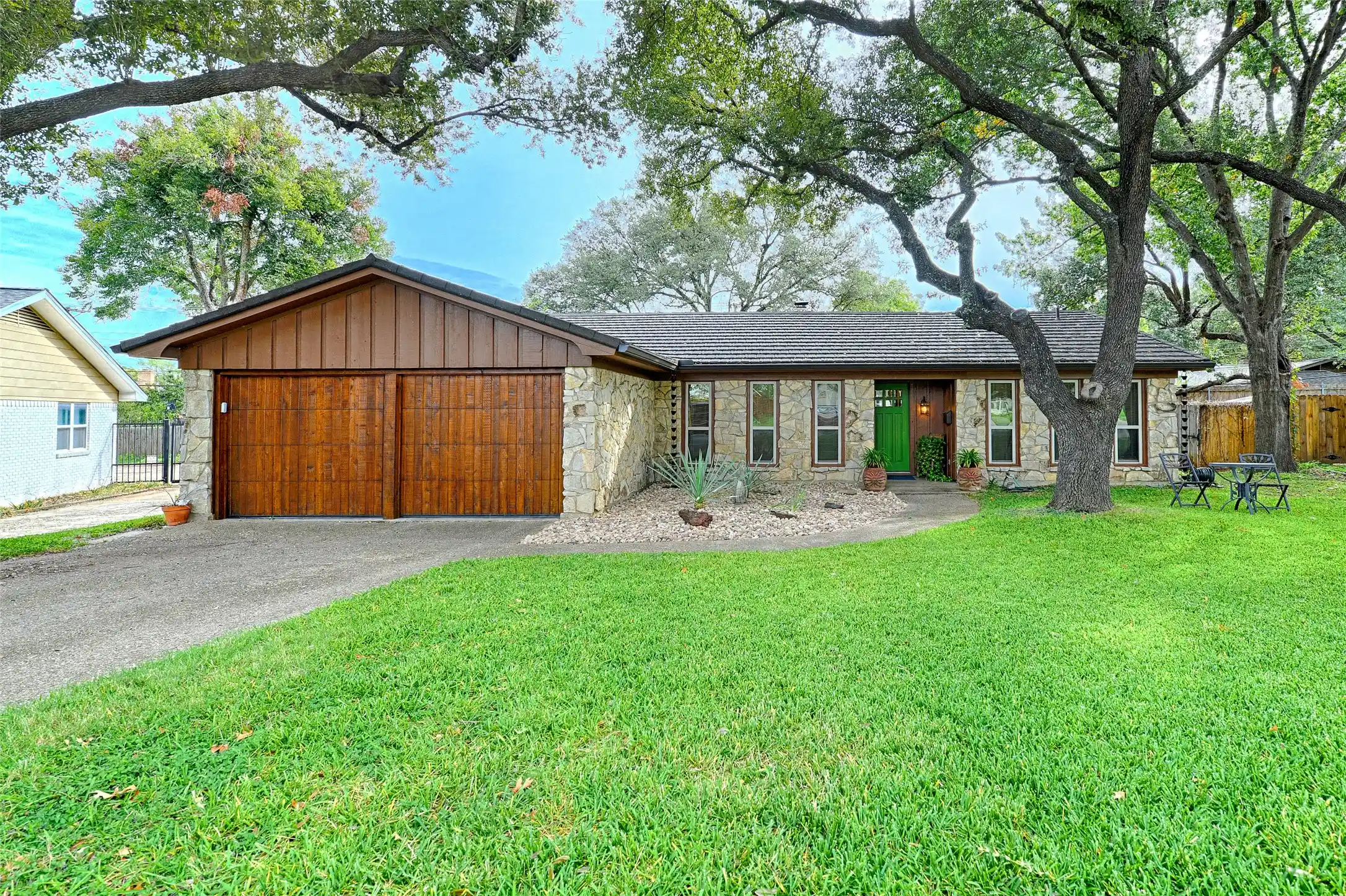 Photo 1 of Single family home for sale at 801 Raintree Rd, Fort Worth, TX 76103 | MLS# 21423065 | Listing updated on 2026-10-30