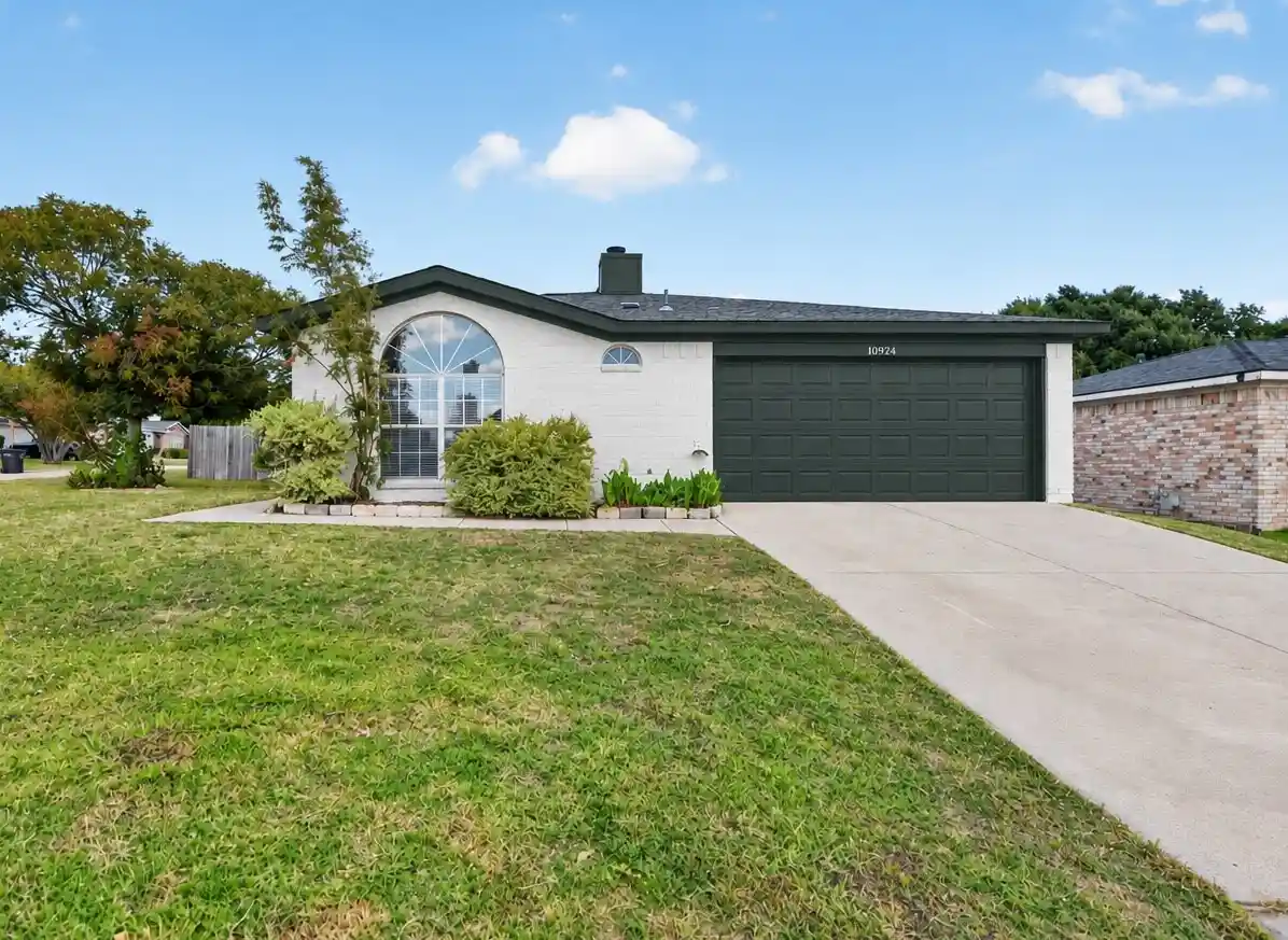 Single family home for sale at 10924 Hornby St, Fort Worth, TX 76108 | MLS# 21423781