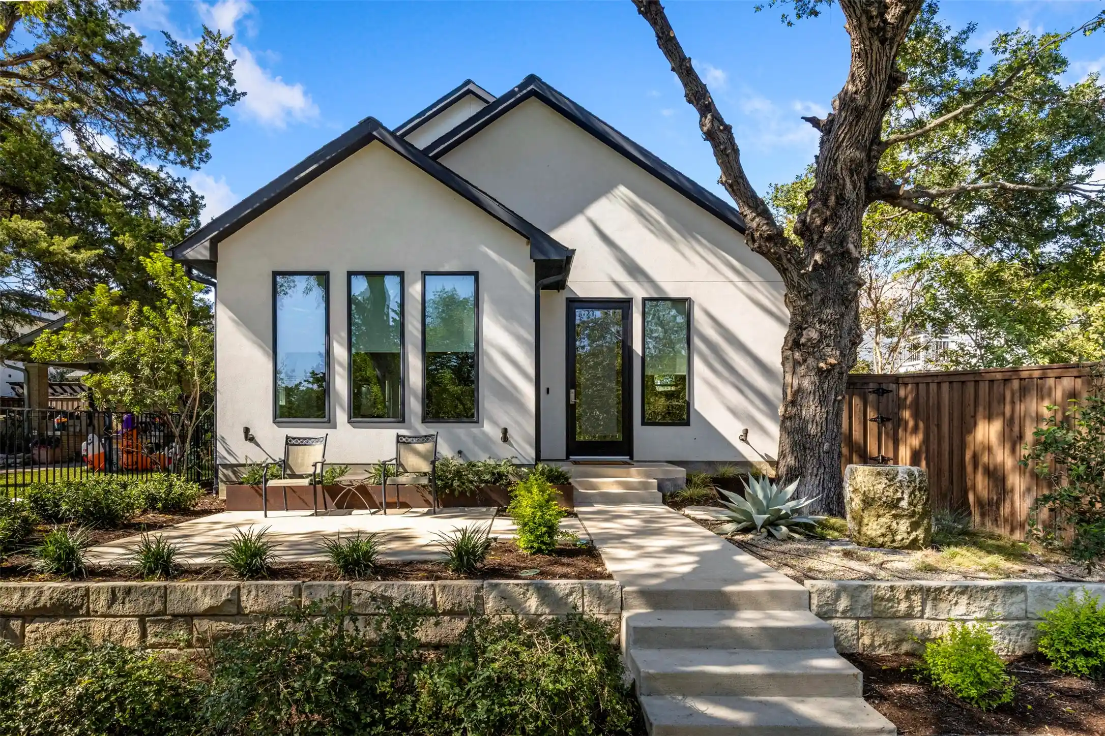 Single family home for sale at 1211 Woodlawn Ave, Dallas, TX 75208 | MLS# 21424639