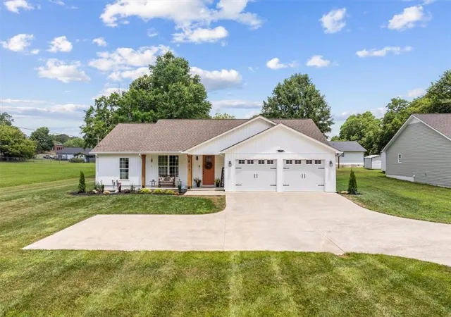 Photo 1 of Single family home for sale at 415 W Fort St, Chatsworth, GA 30705 | MLS# 7804220 | Listing updated on 2026-09-06