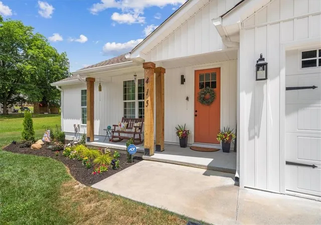 Photo 2 of Single family home for sale at 415 W Fort St, Chatsworth, GA 30705 | MLS# 7804220 | Listing updated on 2026-09-06