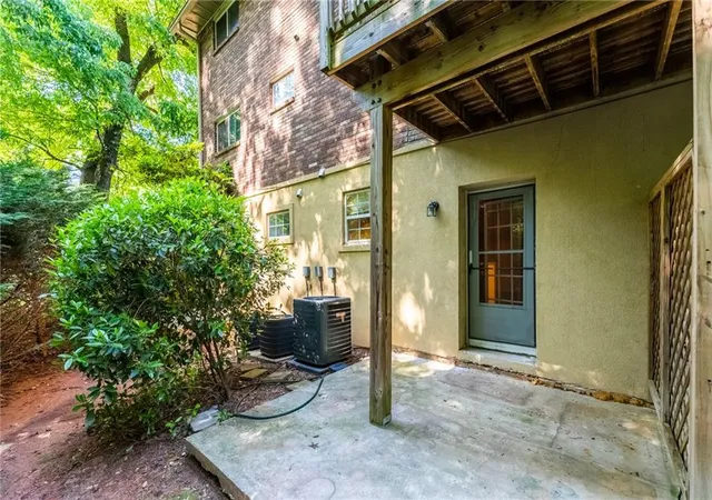 Listing Photo 2 - Condo for sale in building located at 3665 Chestnut Dr, Atlanta, GA 30340 - Unit #D2