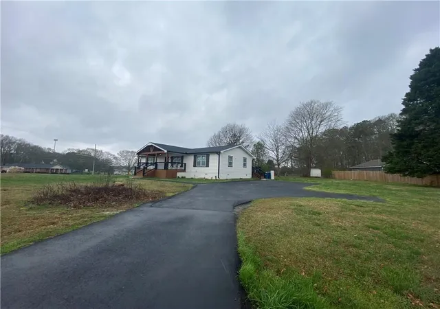 Photo 2 of Single family home for sale at 318 Willowwind Dr, Loganville, GA 30052 | MLS# 7791503 | Listing updated on 2026-10-07