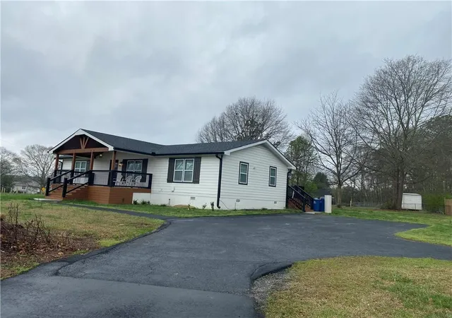 Photo 3 of Single family home for sale at 318 Willowwind Dr, Loganville, GA 30052 | MLS# 7791503 | Listing updated on 2026-10-07