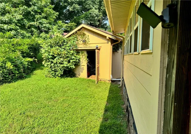 Photo 3 of Sale Pending at 3091 Browns Brg Rd, Gainesville, GA 30504 | MLS# 7813609 | Listing updated on 2026-09-08