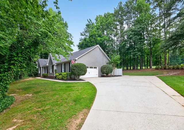 Photo 3 of Single family home for sale at 1405 Lake Dow Rd, Mcdonough, GA 30252 | MLS# 7806264 | Listing updated on 2026-07-17