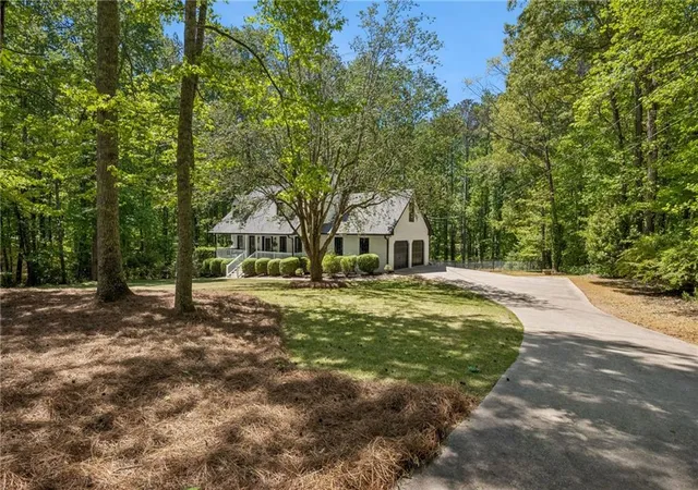 Photo 3 of Sale Pending at 6315 Valley Strm Dr, Cumming, GA 30040 | MLS# 7763811 | Listing updated on 2026-08-11