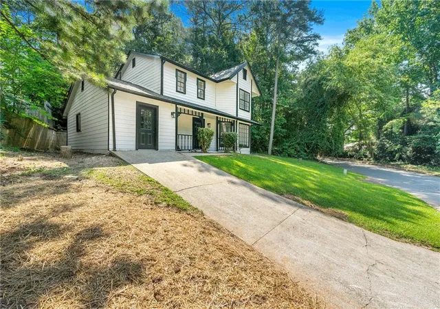 Photo 3 of Single family home for sale at 534 Woodcrest Manor Dr, Stone Mountain, GA 30083 | MLS# 7829689 | Listing updated on 2026-09-11