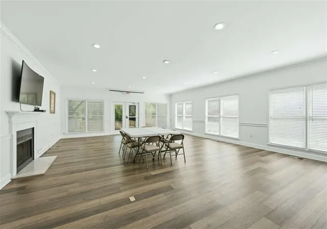 Listing Photo 2 - Condo for sale in building located at 23212 Plantation Dr, Atlanta, GA 30324