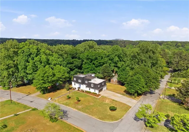 Photo 3 of Single family home for sale at 492 S Susan Crk Dr, Stone Mountain, GA 30083 | MLS# 7817458 | Listing updated on 2026-09-06