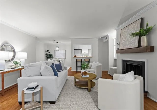 Listing Photo 3 - Condo for sale in building located at 1014 Smt N Dr NE, Atlanta, GA 30324 - Unit #1014