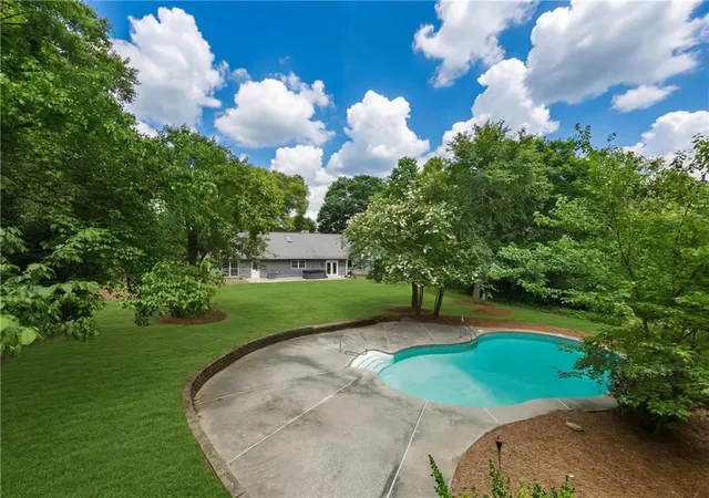 Photo 3 of Sale Pending at 555 Saddle Crk Cir, Roswell, GA 30076 | MLS# 7773170 | Listing updated on 2026-08-24