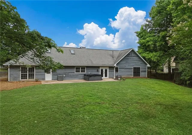 Photo 3 of Sale Pending at 555 Saddle Crk Cir, Roswell, GA 30076 | MLS# 7773170 | Listing updated on 2026-08-24