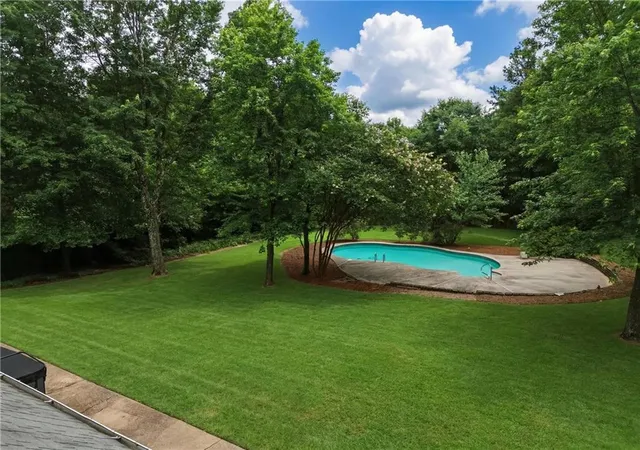 Photo 4 of Sale Pending at 555 Saddle Crk Cir, Roswell, GA 30076 | MLS# 7773170 | Listing updated on 2026-08-24