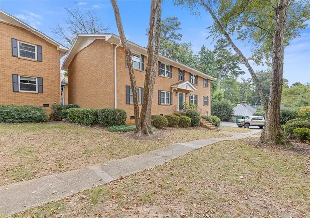 Listing Photo 2 - Condo for sale in building located at 3510 Roswell Rd, Atlanta, GA 30305 - Unit #C2