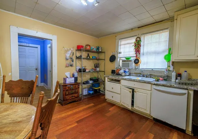 Photo 3 of Single family home for sale at 241 E Killian St, Canton, GA 30114 | MLS# 7536379 | Listing updated on 2026-09-02