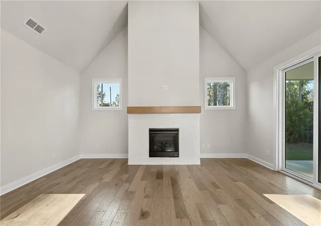 Photo 3 of Single family home for sale at 555 Pearl St, Cumming, GA 30040 | MLS# 7820197 | Listing updated on 2026-09-19