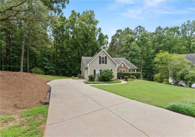 Photo 3 of Sale Pending at 6000 Devonshire Dr, Flowery Branch, GA 30542 | MLS# 7794799 | Listing updated on 2026-10-07