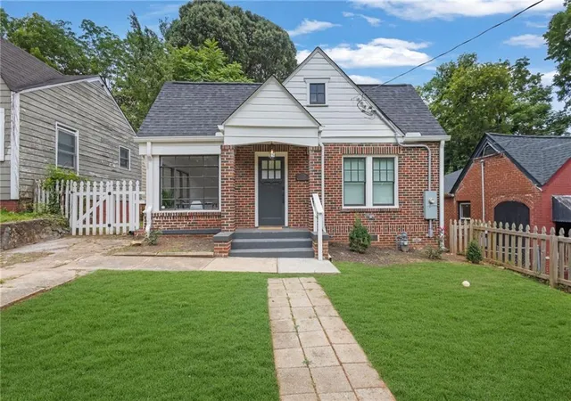 Photo 3 of Single family home for sale at 1004 Westmoor Dr NW, Atlanta, GA 30314 | MLS# 7811490 | Listing updated on 2026-08-28