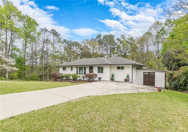 Photo 4 of Single family home for sale at 2396 Elmwood Cir SE, Atlanta, GA 30339 | MLS# 7720334 | Listing updated on 2026-09-16