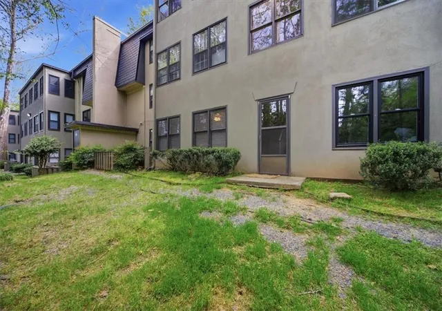 Listing Photo 2 - Condo for sale in building located at 26 Arpege Wy NW, Atlanta, GA 30327 - Unit #