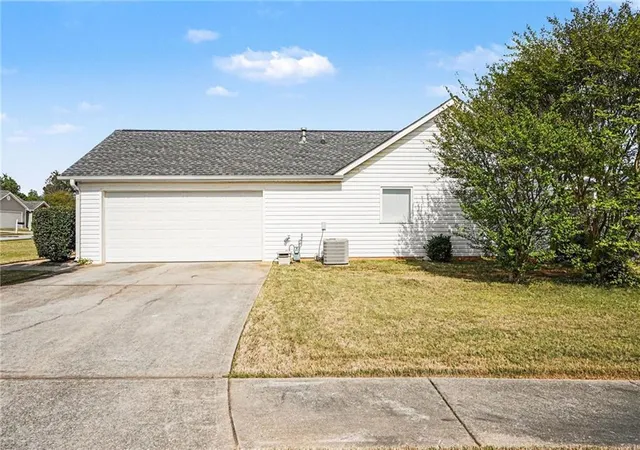 Photo 4 of Single family home for sale at 2305 Sugarleaf Trl, Lovejoy, GA 30228 | MLS# 7812657 | Listing updated on 2026-08-31