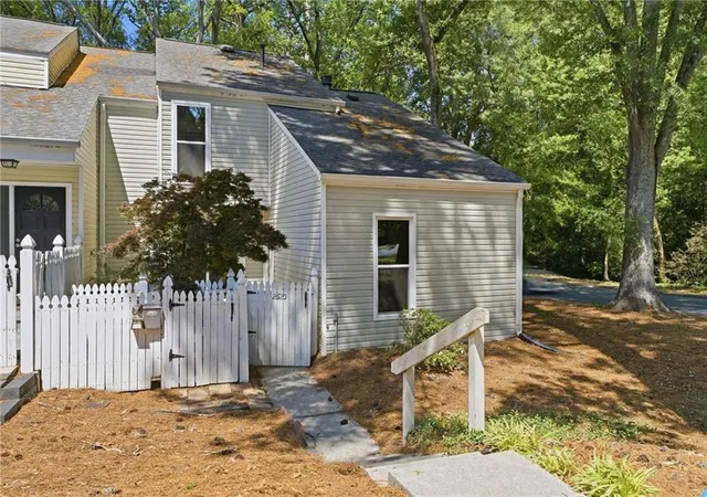 1st image of 2620 Meadowlawn Dr Se, Marietta, GA 30067 | MLS# 7761178