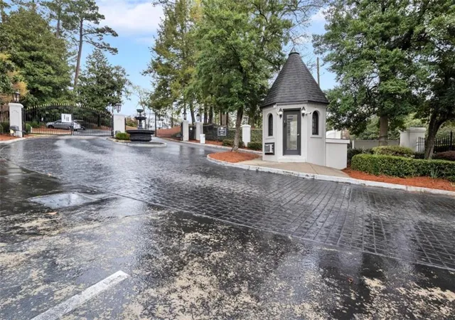 Listing Photo 2 - Condo for sale in building located at 1114 Pine Hts Dr, Atlanta, GA 30324 - Unit #