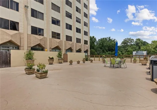 Listing Photo 2 - Condo for sale in building located at 2479 Peachtree Rd, Atlanta, GA 30305 - Unit #APT 1716