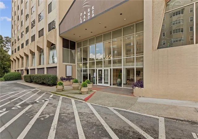 3rd image of 2479 Peachtree Rd, Atlanta, GA 30305