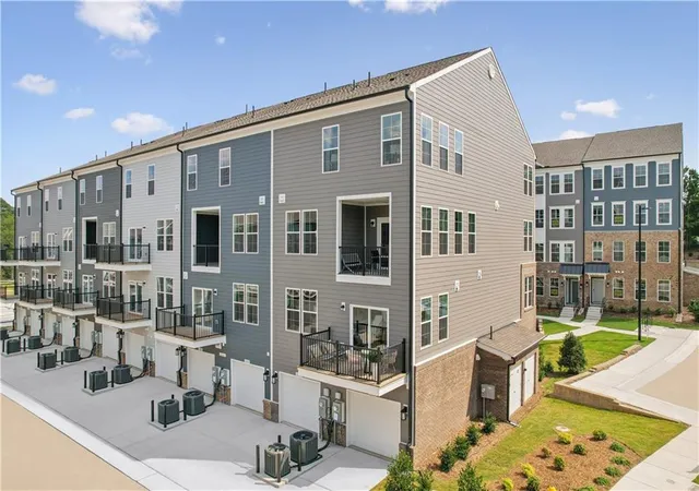 Listing Photo 2 - Condo for sale in building located at 366 Skylar Ct SE, Atlanta, GA 30315 - Unit #