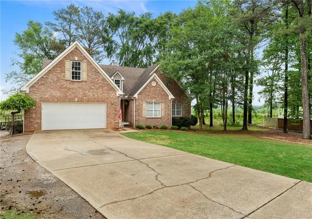 Photo 2 of Single family home for sale at 12 Grapevine Way Ne, Cartersville, GA 30121 | MLS# 7761398 | Listing updated on 2026-09-01