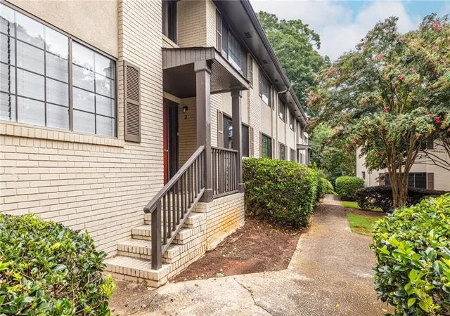 4th image of 410 Candler Park Dr Ne, Atlanta, GA 30307