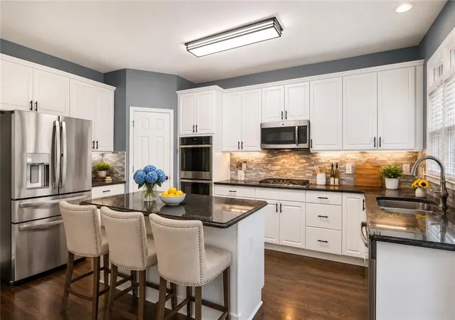 Photo 3 of Sale Pending at 1010 River Mist Dr, Suwanee, GA 30024 | MLS# 7795792 | Listing updated on 2026-09-24