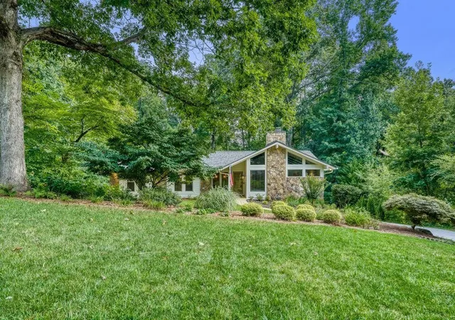 Photo 4 of Sale Pending at 1390 Ridgefield Dr, Roswell, GA 30075 | MLS# 7811076 | Listing updated on 2026-09-02