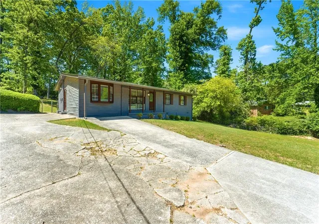 Photo 2 of Single family home for sale at 2725 Shoreland Dr SW, Atlanta, GA 30331 | MLS# 7818291 | Listing updated on 2026-10-15