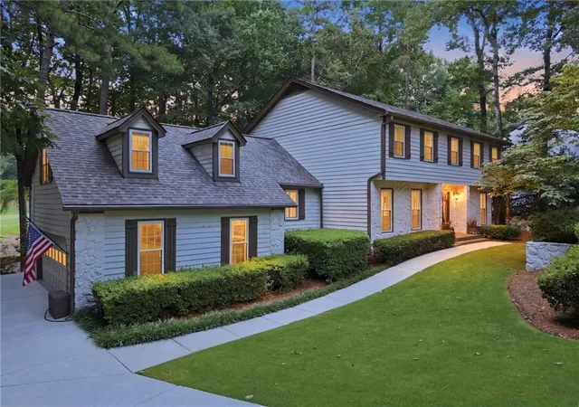 2nd image of 10145 Cresent Hill Ln, Roswell, GA 30076 | MLS# 7804021