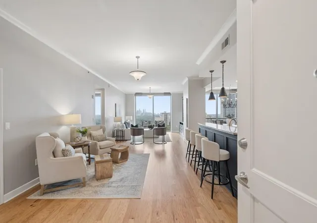 Listing Photo 2 - Condo for sale in building located at 2795 Peachtree Rd, Atlanta, GA 30305 - Unit #1406