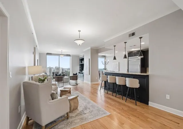 Listing Photo 3 - Condo for sale in building located at 2795 Peachtree Rd, Atlanta, GA 30305 - Unit #1406