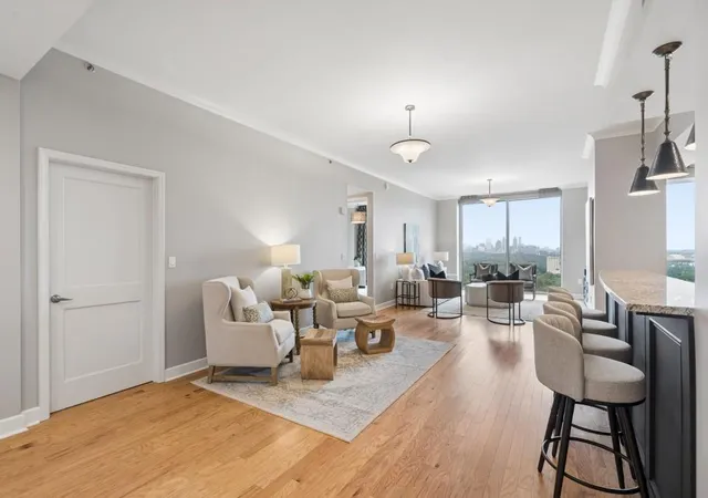 Listing Photo 4 - Condo for sale in building located at 2795 Peachtree Rd, Atlanta, GA 30305 - Unit #1406