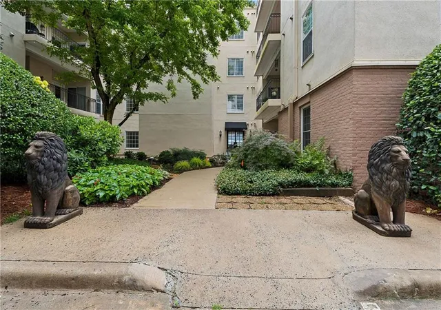 Listing Photo 2 - Condo for sale in building located at 175 15th St NE, Atlanta, GA 30309 - Unit #105