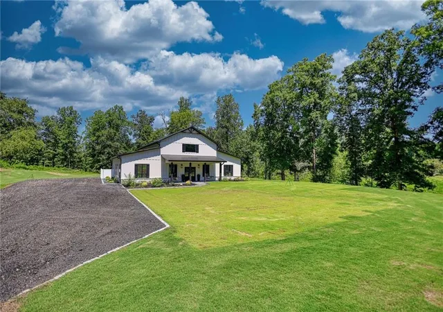 Photo 2 of Single family home for sale at 1321 Aqua Rd, Madison, GA 30650 | MLS# 7829507 | Listing updated on 2026-09-12