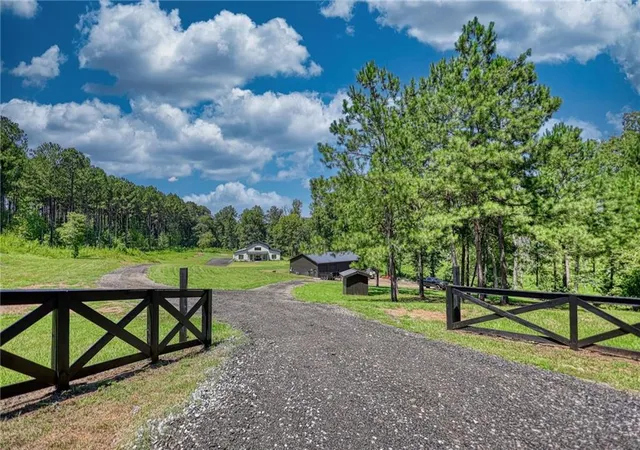 Photo 4 of Single family home for sale at 1321 Aqua Rd, Madison, GA 30650 | MLS# 7829507 | Listing updated on 2026-09-12