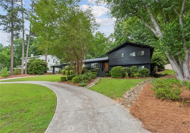 3rd image of 560 Spalding Dr, Atlanta, GA 30328 | MLS# 7776084
