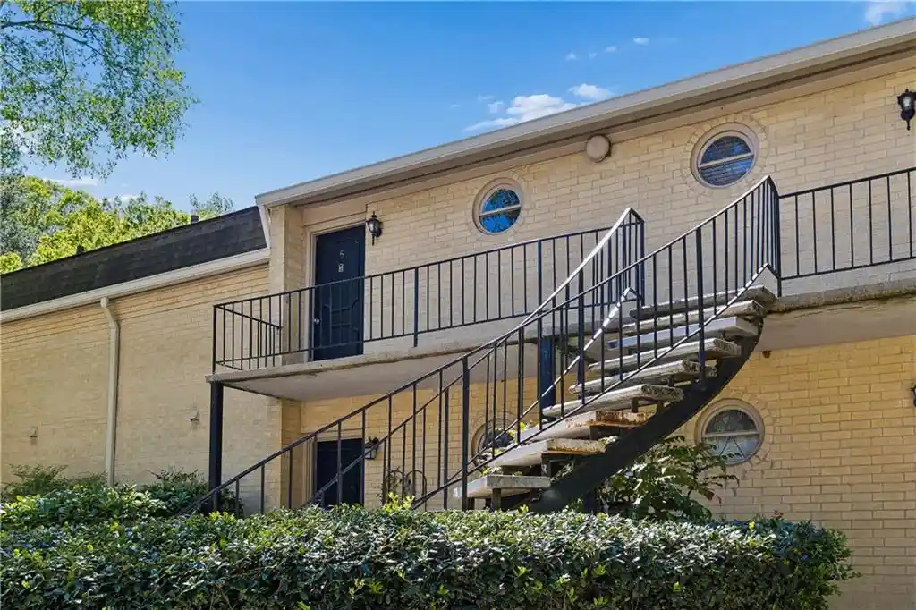 Listing Photo 1 - Condo for sale in 5400 Roswell Rd located at 5400 Roswell Rd, Atlanta, GA 30342 - Unit #G5