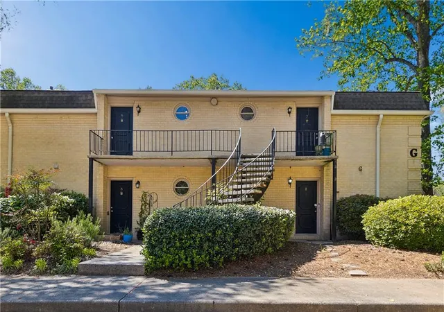 Photo 2 of Sale Pending at 5400 Roswell Rd #G5, Sandy Springs, GA 30342 | MLS# 7751467 | Listing updated on 2026-10-17