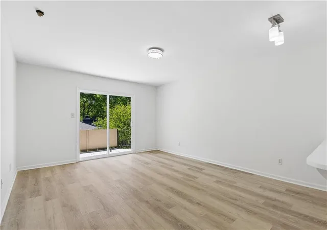 Listing Photo 5 - Condo for sale in building located at 5400 Roswell Rd, Atlanta, GA 30342 - Unit #G5