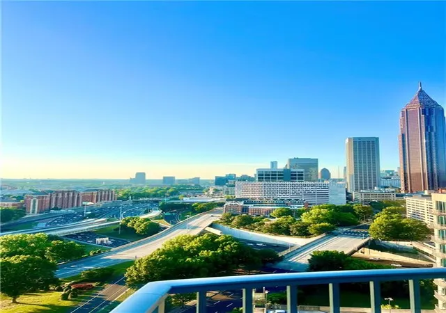 Photo 4 of Sale Pending at 400 W Peachtree St NW #1804, Atlanta, GA 30308 | MLS# 7773048 | Listing updated on 2026-09-09